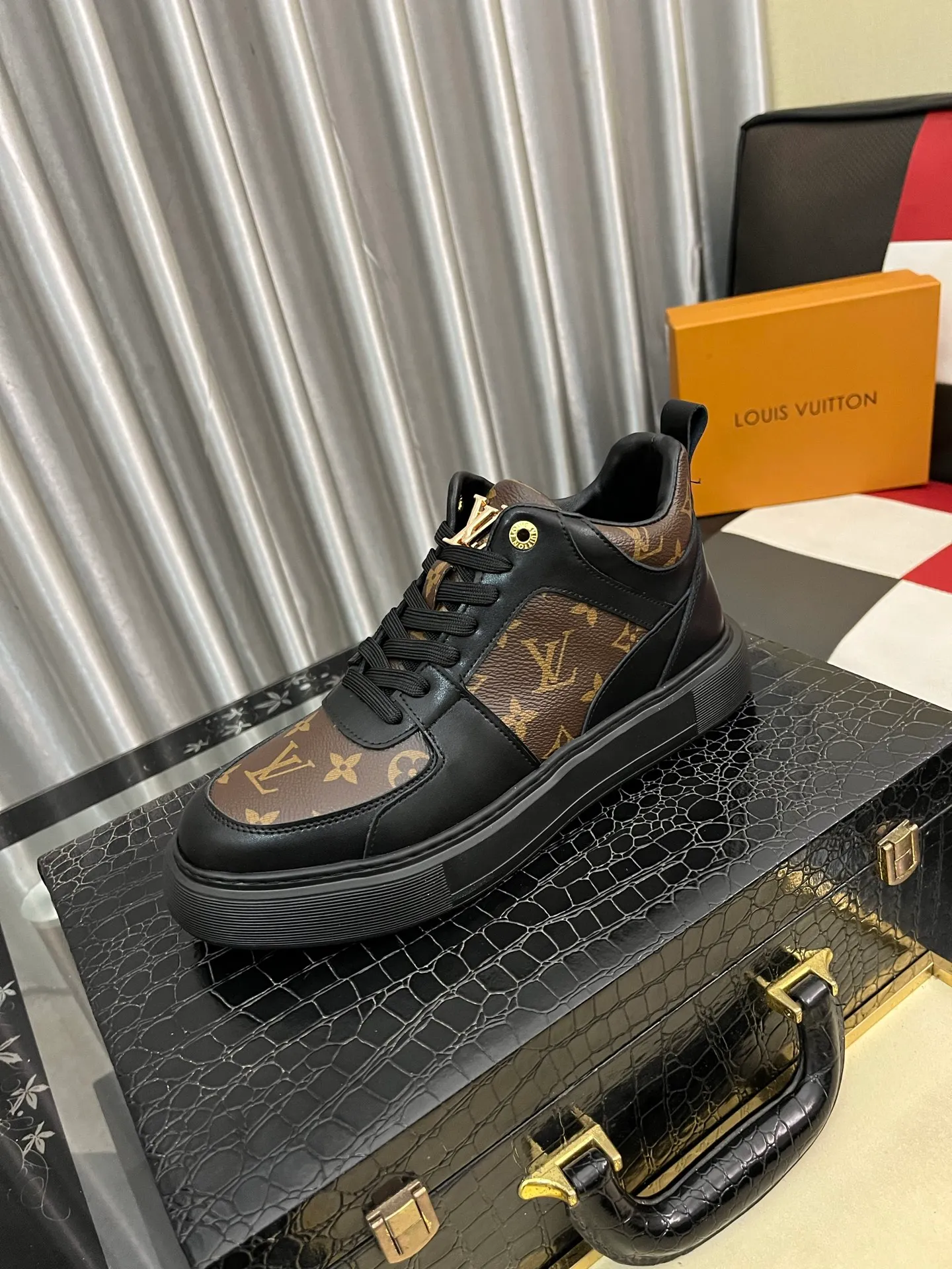 Men's shoes 💰458⌚️⌚️《Louis vuitton/LV Louis Vuitton》original quality.~ Unique modern style sneakers. 🏃A must-have casual shoe for trendy men😍😍 Original brand imported from Italy, imported original leather, cowhide lining (refuses to discolor and grind feet) sole: original sole provided by the original factory, French lazy style design ⚠️Fit to the feet, original quality, super comfortable original sole. Code number: 38-442️⃣Colors available